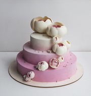 Свадебный торт с бело-розовыми пионами